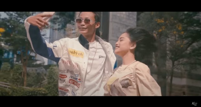 Dalam video tersebut Bonge dan Jeje tampak beberapa kali berganti outfit. Perdana jadi model video klip musik, dua ikon Citayam Fashion Week itu pun jadi kembali ramai diperbincangkan. Foto: YouTube/Kelvin Joshua