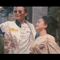 Dalam video tersebut Bonge dan Jeje tampak beberapa kali berganti outfit. Perdana jadi model video klip musik, dua ikon Citayam Fashion Week itu pun jadi kembali ramai diperbincangkan. Foto: YouTube/Kelvin Joshua