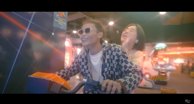 Bermain bersama, Jeje dan Bonge terlihat begitu bahagia. Bagaimana menurutmu akting keduanya dalam video klip musik perdana mereka? Foto: YouTube/Kelvin Joshua