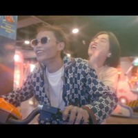 Bermain bersama, Jeje dan Bonge terlihat begitu bahagia. Bagaimana menurutmu akting keduanya dalam video klip musik perdana mereka? Foto: YouTube/Kelvin Joshua