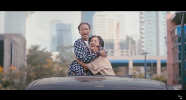 Tak sedikit netizen yang menyebut jika Jeje dan Bonge begitu beruntung karena bisa mendapat pengalaman menjadi model video klip. Entah kebaikan apa yang pernah dibuat  Jeje dan Bonge, shg mreka diizinkan Tuhan untuk punya pengalaman ini, komentar salah seorang netizen. Foto: YouTube/Kelvin Joshua