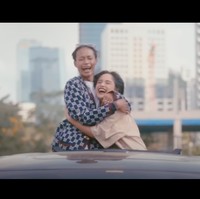 Tak sedikit netizen yang menyebut jika Jeje dan Bonge begitu beruntung karena bisa mendapat pengalaman menjadi model video klip. Entah kebaikan apa yang pernah dibuat  Jeje dan Bonge, shg mreka diizinkan Tuhan untuk punya pengalaman ini, komentar salah seorang netizen. Foto: YouTube/Kelvin Joshua