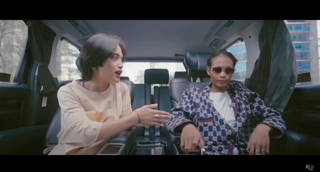 Di akhir video Jeje tampak mengungkapkan rasa sukanya kepada Bonge, namun Bonge tak membalasnya. Ia hanya berterima kasih dan langsung turun dari mobil memeluk Kurma. Foto: YouTube/Kelvin Joshua