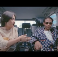 Di akhir video Jeje tampak mengungkapkan rasa sukanya kepada Bonge, namun Bonge tak membalasnya. Ia hanya berterima kasih dan langsung turun dari mobil memeluk Kurma. Foto: YouTube/Kelvin Joshua