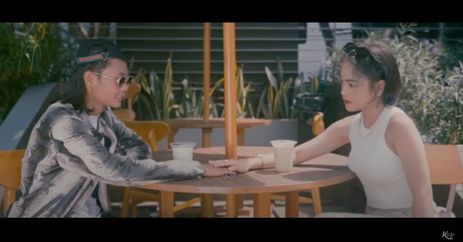 Nama Jeje dan Bonge pastinya sudah tidak asing lagi didengar bagi pengikut Citayam Fashion Week. Kini keduanya terlihat tampil perdana sebagai model video klip dalam lagu Keljo-Jangan Katakan Cinta. Foto: YouTube/Kelvin Joshua