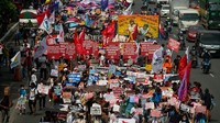 Massa berbaris selama protes menjelang Pidato Kenegaraan pertama Presiden Filipina Ferdinand Marcos Jr.