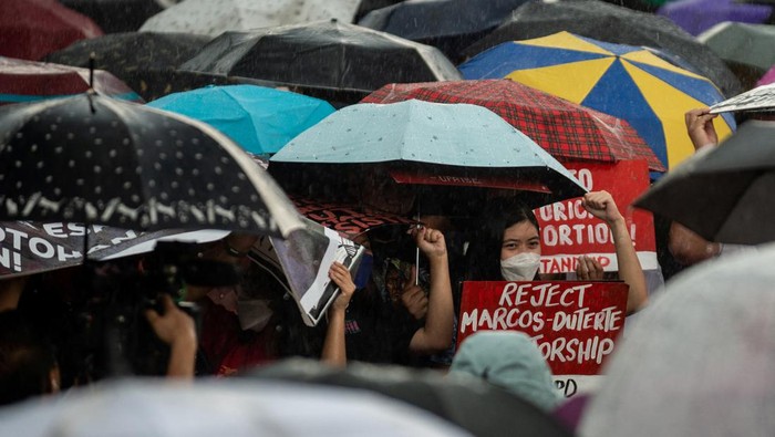 Jelang Pidato Perdana Presiden Marcos Jr, Demonstran Beraksi di Manila Filipino activists carry placards as they march during a protest ahead of Philippine President Ferdinand Marcos Jr's first State of the Nation Address, in Quezon City, Metro Manila, Philippines, July 25, 2022. REUTERS/Lisa Marie David