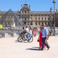 Keduanya terlihat berjalan di sekitaran Museum Louvre yang tersohor itu sambil bergandengan tangan. (Foto: GC Images/Pierre Suu)