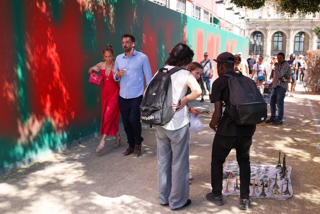 Jennifer Lopez dan Ben Affleck membaur di tengah khalayak. Namun, dunia serasa milik berdua. (Foto: GC Images/Pierre Suu)