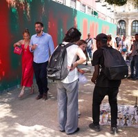 Jennifer Lopez dan Ben Affleck membaur di tengah khalayak. Namun, dunia serasa milik berdua. (Foto: GC Images/Pierre Suu)