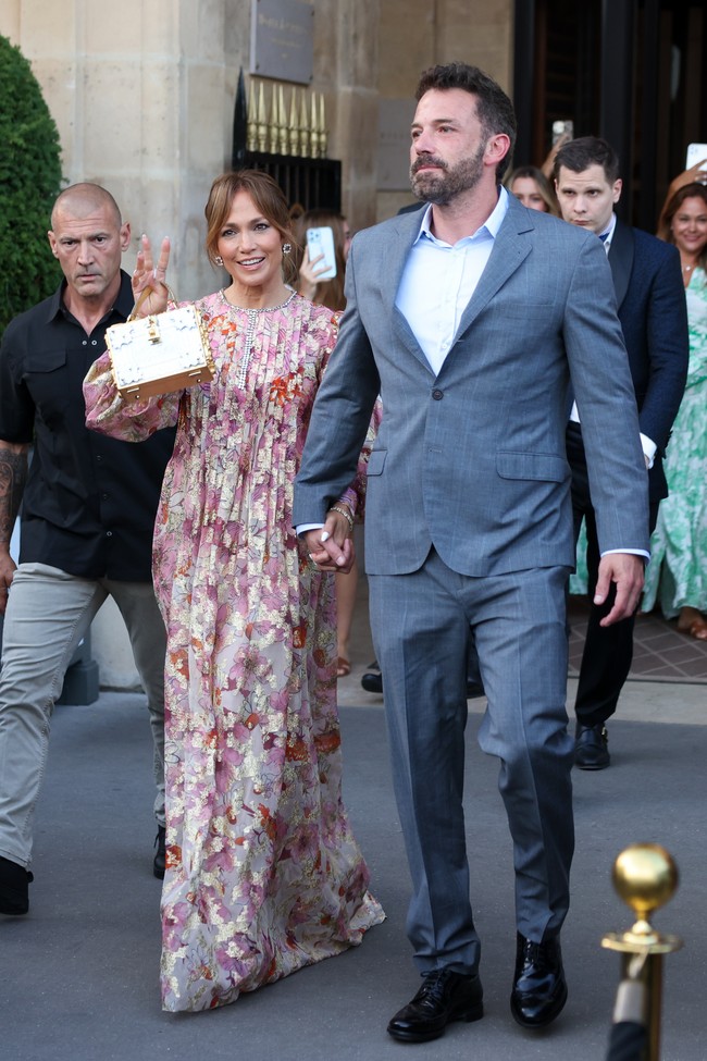 Pada hari yang sama, JLo dan Ben Affleck keluar dari sebuah hotel dalam tampilan yang lebih formal. Sebuah gaun berpotongan kaftan dipadu tas emas Louis Vuitton menjadi andalan JLo. Sementara Ben mengenakan setelan abu-abu. (Foto: GC Images/Pierre Suu)