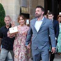 Pada hari yang sama, JLo dan Ben Affleck keluar dari sebuah hotel dalam tampilan yang lebih formal. Sebuah gaun berpotongan kaftan dipadu tas emas Louis Vuitton menjadi andalan JLo. Sementara Ben mengenakan setelan abu-abu. (Foto: GC Images/Pierre Suu)