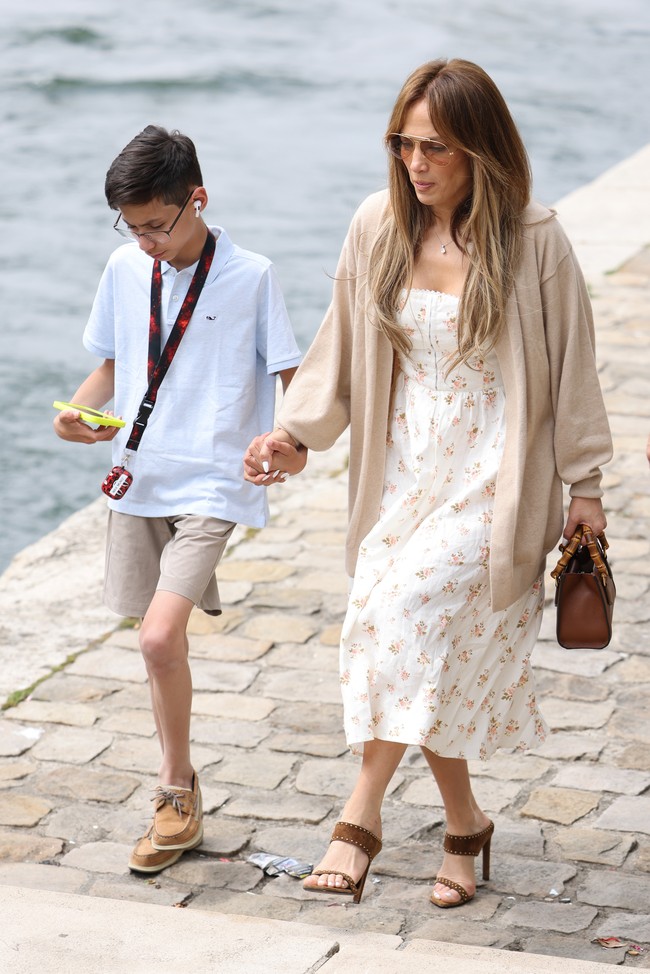 Sementara itu, Jennifer Lopez mengajak si kembar Emme Muniz dan Maximilian. (Foto: GC Images/Pierre Suu)