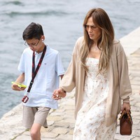 Sementara itu, Jennifer Lopez mengajak si kembar Emme Muniz dan Maximilian. (Foto: GC Images/Pierre Suu)