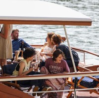 Liburan mereka diisi dengan menulusuri Sungai Seine. Mereka tampak menikmati pemandangan dari atas sebuah kapal. (Foto: GC Images/Pierre Suu)