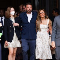 Mereka tak berdua saja. Anak-anak dari pernikahan mereka sebelumnya pun bergabung. Ben memboyong Violet dan Seraphina Affleck, putri dari pernikahannya dengan Jennifer Garner. (Foto: GC Images/Pierre Suu)