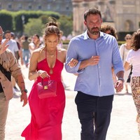 Kemesraan mereka berlanjut pada hari berikutnya, 24 Juli yang bertepatan dengan ulang tahun ke-53 JLo. Jalan-jalan di tengah kota, Jennifer Lopez memakai gaun merah dan tas Valentino senada serta platform heels.  (Foto: GC Images/Pierre Suu)