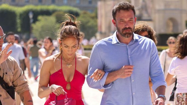 Jennifer Lopez dan Ben Affleck Bulan Madu di Paris PARIS, FRANCE - JULY 23: Violet Affleck, Ben Affleck and Jennifer Lopez are seen leaving their hotel on July 23, 2022 in Paris, France. (Photo by Pierre Suu/GC Images)