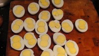 Jika satu telur mungkin hanya kebetulan saja, tapi netizen ini temukan dua kuning telur di seluruh telur yang direbusnya. Wah, beruntung! Foto: Site News