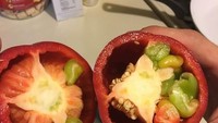Tak hanya biji-bijiannya, pria ini sempat terkejut saat menemukan banyaknya paprika muda yang masih kecil, tumbuh di dalam paprika tersebut. Foto: Site News