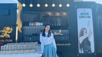 Food truck berisi kopi dan ragam snack ini istimewa! Sebab Jisoo mendapatkannya dari dua member BLACKPINK lain, Lisa dan Jennie.