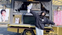 Sudah jadi hal lumrah jika artis Korea yang sedang syuting dikirimi food truck. Tak terkecuali untuk Jisoo yang girang dikirimi stok makanan dan minuman.
