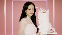 Selain sibuk menjadi member BLACKPINK, Jisoo juga jadi brand ambassador merek fashion ternama. Dalam pemotretan ini, ia diberi cake kelinci oleh Dior. Cute!