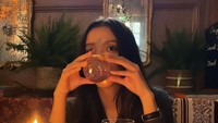 Fine dining dengan segelas champagne tak dilewatkan Jisoo saat di luar negeri. Ia sempatkan foto-foto sebelum menu makanannya datang.