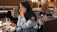 Pakai outfit santai, sepertinya Jisoo sedang hangout. Ia tampak menunggu di lobi ruangan sambil menikmati segelas air putih.
