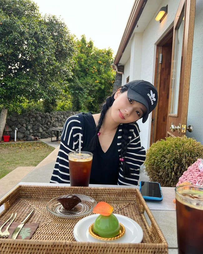 Dalam sebuah acara radio, Jisoo mengungkap para personel BLACKPINK makan dalam porsi kecil meskipun suka makan. Jisoo sendiri sangat suka memakan selada, pepaya, dan tomat. Foto: dok. Instagram sooyaaa__