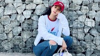 Wanita 27 tahun ini lahir di Gunpo, Korea Selatan. Dalam girl group BLACKPINK, ia disebut-sebut sebagai main visual. Dirinya juga menjadi lead vocalist.