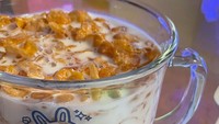 Lewat foto ini, Jisoo tunjukkan makanan favoritnya, susu plus sereal. Cangkirnya juga menggemaskan karena ia juga sering disebut Turtle Rabbit Kim.