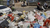Sampah ini juga menyebabkan bau tidak sedap.