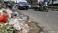 Sampah-sampah juga beserakan dan sudah mulai melebar hingga masuk badan jalan.
