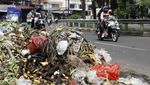 Duh, Sampah Menumpuk di Pinggiran Jalan Otista Raya Ciputat