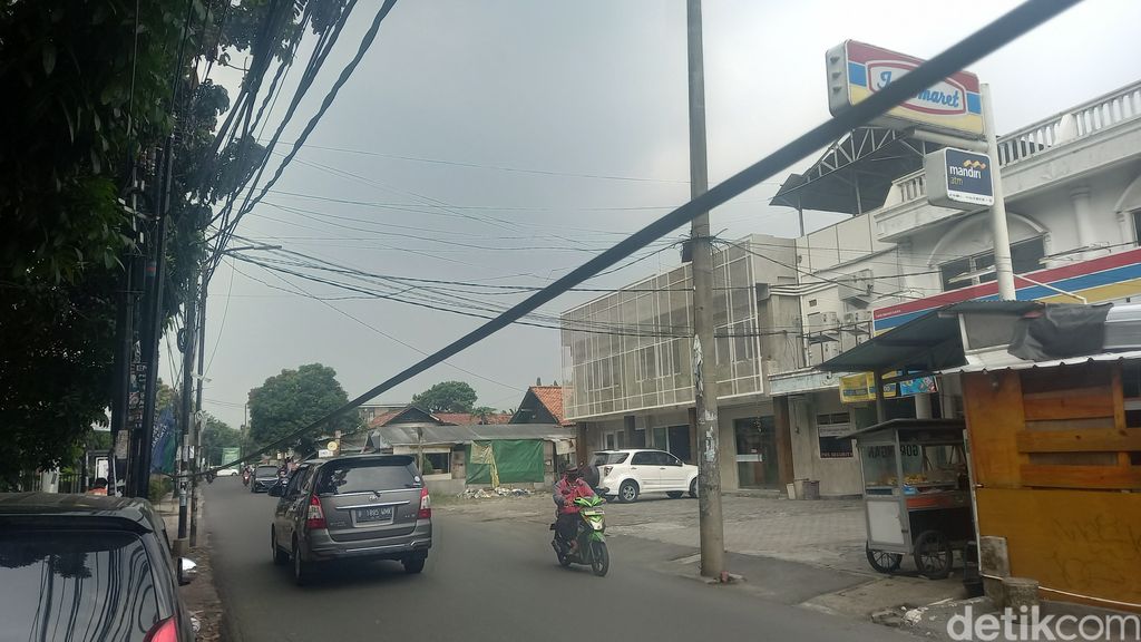 Kabel optik menjuntai di Jl Tarumanegara, Pisangan, Ciputat Timur, Tangsel, 25 Juli 2022. (Khairul Maarif/detikcom)