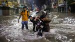 Karachi Banjir, Warga Kedinginan-Motor Pada Mogok
