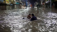 Banjir merendam jalan-jalan di Kota Karachi, Pakistan, Minggu (24/7/2022).