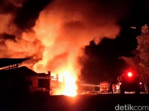 7 Unit Damkar Padamkan Rumah Terbakar Disertai Ledakan BBM di Bondowoso