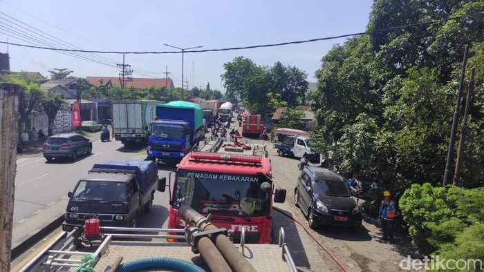 Kemacetan akibat kebakaran Gudang penyimpanan bahan kimia SIdoarjo