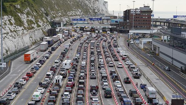 Kemacetan di Pelabuhan Dover Inggris Cars queue at the check-in at the Port of Dover in Kent as many families embark on getaways following the start of summer holidays for many schools in England and Wales. Picture date: Saturday July 23, 2022. (Photo by Gareth Fuller/PA Images via Getty Images)