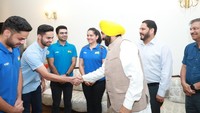 Video Mann minum langsung air sungai itu sempat menjadi viral di India. Pernyataan pemerintah setempat saat itu menyebut Mann menanam pohon di tepi Kali Bein dan meminum air dari anak sungai. (Akun Twitter Office of the Chief Minister of Punjab)