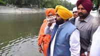 Menteri tersebut adalah Bhagwant Mann yang menjabat Kepala Menteri Punjab. Mann dilaporkan mengalami sakit perut sekitar dua hari setelah meminum air sungai suci itu. (Akun Twitter Office of the Chief Minister of Punjab)