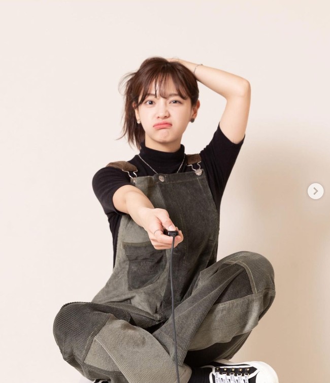 Namun matanya terlihat bengkak di televisi. Kim Sejeong pun dituding melakukan operasi plastik untuk membuat kelopak mata ganda di usia 16 tahun. Foto: dok. Instagram @clean_0828