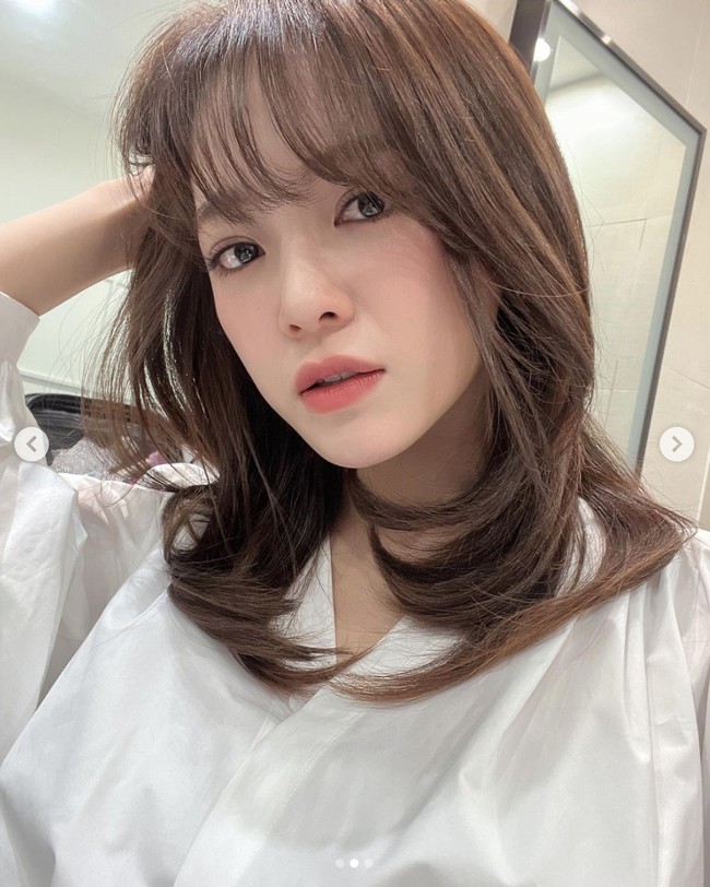 Baru-baru ini, Kim Sejeong menjadi bintang tamu di acara YouTube Turkiyes on the Block. Sang aktris terungkap pernah membuat postingan ‘palsu’ untuk membantah rumor operasi plastik. Foto: dok. Instagram @clean_0828
