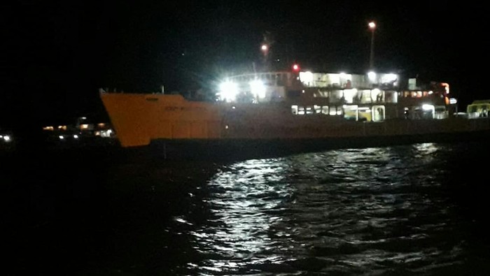 KMP Rodhita gagal nyandar di Pelabuhan Padangbai akibat cuaca buruk, Minggu (24/7/2022).