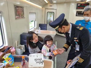Kondektur, Garda Depan Pelayanan yang Bekerja Sambil Jalan-jalan