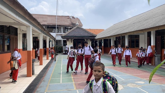 Kondisi SDN Pancoranmas 3 yang atapnya masih belum diperbaiki, Senin (25/7/2022).