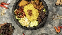 Kangen dengan nasi kulit rumahan? Coba saja Nasi kulit Ramskoel yang ada di Pondok Kelapa. Harganya berkisar Rp 20.000, bisa pilih nasi kuning juga lho. Foto: Instagram Restaurant/Shop