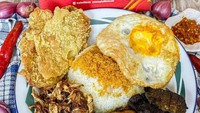 Di Nasi Kulit Dewa yang cabangnya ada di Jabodetabek, punya menu paket hemat. Yaitu Nasi kulit ayam, dengan telur ceplok dan sambal bawang harganya Rp 19.000 saja lho. Foto: Instagram